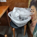 ジンギスカン羊はち - 上着入れ (カゴと、焼肉の匂い付着防止ビニール袋)