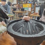 ジンギスカン羊はち - 店員さんが、牛脂をのせてくれます♪