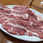 ジンギスカン羊はち - (左)ジンギスカン野菜セット (ラムロース) ¥1250、(右)マトンロース追加 ¥950