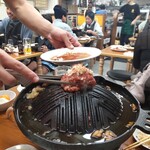 ジンギスカン羊はち - 店員さんが焼いてくれます♪