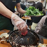 ジンギスカン羊はち - 店員さんが焼いてくれます♪