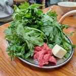 ジンギスカン羊はち - ラムの草原焼き (ラム肉、春菊、バター、特製塩ダレ)