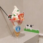 MILK HOUSE - いちごのクリスマス限定パフェ