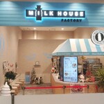 MILK HOUSE - お店の前