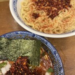 つけめん桜の如く - 卓上のラー油と一味ぶっかけ