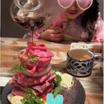 赤坂焼肉 KINTAN - 娘も大好きなお肉に目が♡♡タレをかけて頂いてから焼きます。