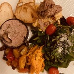 Wagyu Restaurant あか牛Lab. - 前菜5種盛合わせ（ルッコラのサラダ、ラペ、カポナータ、阿蘇牛のコンビーフとポテトサラダ、レバーペースト）