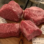 Wagyu Restaurant あか牛Lab. - 左手前から半時計周りに、クリミ、トモサンカク、サーロイン、シャトーブリアン