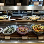 彩の国レストラン - 写真が切れてしまっていますが、デザートは両端にもう少しずつありました。