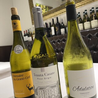 世界各国！ソムリエ厳選ワインが常時約5種類をグラスで☆