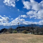 PAUSE - 店の駐車場から見える冬の南アルプス　小淵沢らしい景観