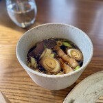 PAUSE - 豚肉（富士桜ポーク）つけ蕎麦の汁　強目の返しの効いた濃い目の汁に厚切りの豚肉と葱がゴロゴロ入っていて、堪らんやつ