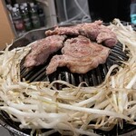 羊肉炭火焼 肉汁屋 - 
