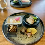 PAUSE - 一皿目　ヒラメ　牡蠣　牛蒡　福神漬と蒟蒻