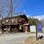 PAUSE - 八ヶ岳を背にした店舗　店の前の大木は桜