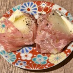 三軒茶屋 - ラフランスとチーズの生ハム包み（¥580）（税別）