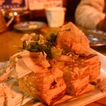 屋台酒場 むちゃくちゃ - お通しの栃尾揚げ