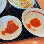 幸楽苑 - 辛しニンニク+唐辛子