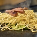大正お好み屋 ままま - 帰りたくない一心で追加の「焼きそば」
      平打ち麺の「沖縄そば」を使って
      スパム･ピーマン･もやし･キャベツ