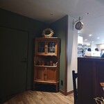 街の小さな喫茶店 amu - アンティークな時計とカラトリー棚