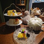 街の小さな喫茶店 amu - アフタヌーンティーセット、本日のケーキ（ホットティ）