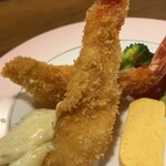 梵亭 - 身がぎっしりつまっていて食べ応え抜群の海老フライ。衣が細かくてサクサク食感でとても美味しいです。