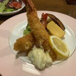 梵亭 - ぷりっとした食感と味わいをしっかり楽しめる大型の海老フライが2尾。