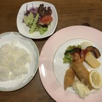 梵亭 - 大皿の付け合わせは、レタス、ポテトサラダ、卵焼き。