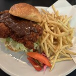 ベーカリー&レストラン 沢村 - チキンカツバーガー　フライドポテト　ピクルス添え
