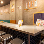 酒場ニューナカタニ商店 - テーブル席