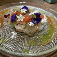 恵比寿ビストロ 猫も杓子も - 旬魚とお花のカルパッチョ