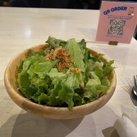 EX marunouchi - 瑞々しいサラダに香ばしい何かがトッピング