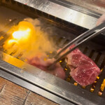 赤坂焼肉 KINTAN - お店の方が焼いて下さいました。