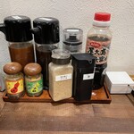 熟成豚 かわむら - ソースも豊富です