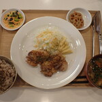 トーコーキッチン - 鶏のハニーマスタード焼き 副菜二品、豚汁