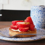 laika - 苺のタルト（800円） コールドブリュー（700円）