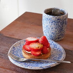 laika - 苺のタルト（800円） コールドブリュー（700円）