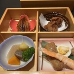 火曜日はお休み - 稲荷の中には蕎麦が入ってました。美味しいのですが冷めたお料理。