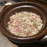 276808173 - 舞茸と生ハムの土鍋ご飯。おこげの香りに食欲増進！