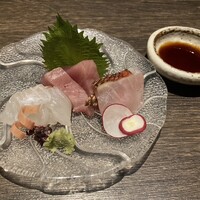 いせもん本店 - お刺身三種盛り。新鮮かつちょうど良い量！