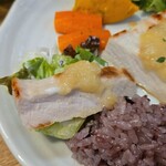 キッチン ブルー グローブ - サラダとソースを添えて