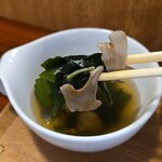 キッチン ブルー グローブ - 具沢山なわかめスープ、茸も入っています