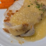 キッチン ブルー グローブ - ひと切れ目、肉の油が溢れ出ます