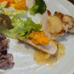 キッチン ブルー グローブ - ポテサラとサラダ