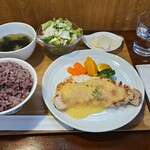 キッチン ブルー グローブ - 三元豚ロースソテー　焼きりんごとレモンとバターのソース