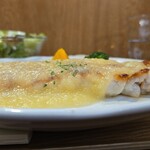 キッチン ブルー グローブ - 横から、焼きりんごとレモンとバターのソースはタップリ