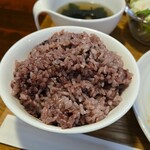 キッチン ブルー グローブ - 黒米大盛りのアップ