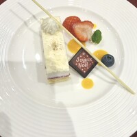 ホテルグランヴィア岡山 - ホワイトチェコレートとチーズのムース・フランボワーズのアクセント