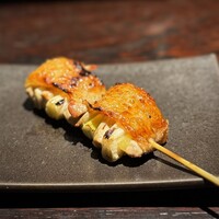 YAKITORI 燃 es - どーん！
                この日のナンバーワン、ホロホロ鳥のくるみねぎま(^^)
                ホロホロの脂とネギの辛さのバランスが絶妙♪