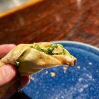 YAKITORI 燃 es - こんな風に巻いていただきます。
                  チェダーなのか、コクがありますね。